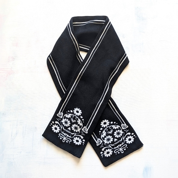 Sourpuss Accessories - Sourpuss Los Muertos scarf with pocket black and white sugar skulls